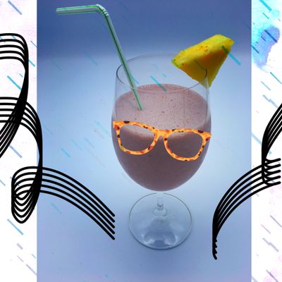 Un verre avec un cocktail brésilien à base de vin, ananas et lait concentré sucré