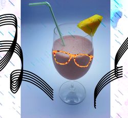 Un verre avec un cocktail brésilien à base de vin, ananas et lait concentré sucré