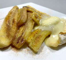 2 bananes frites avec sucre et cannelle et du camembert frit