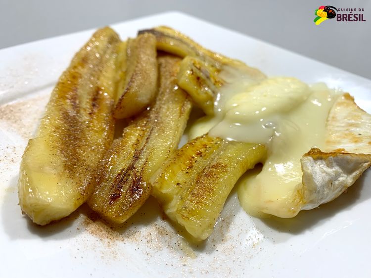 2 bananes frites avec sucre et cannelle et du camembert frit