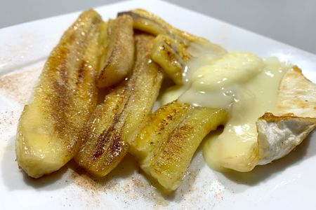 2 bananes frites avec sucre et cannelle et du camembert frit