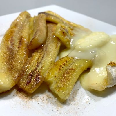 2 bananes frites avec sucre et cannelle et du camembert frit