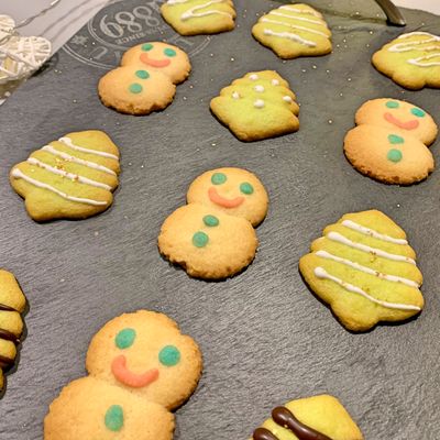 Des biscuits sablés décorés en forme de sapin de Noël et de bonhomme de neige