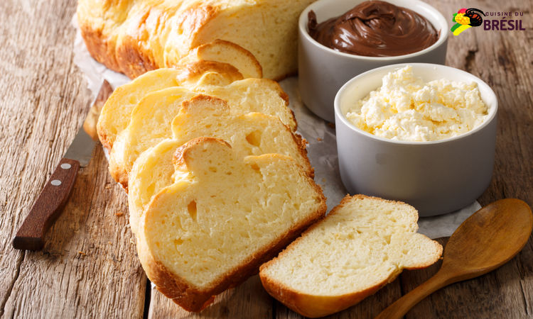 Une brioche tranchée accompagnée de beurre et d'une tartine style Nutella