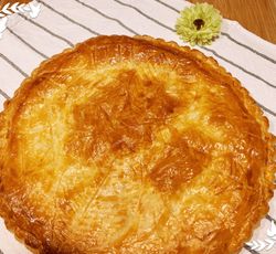 Galette des rois à la mangue avant d'être découpée