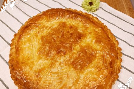 Galette des rois à la mangue avant d'être découpée