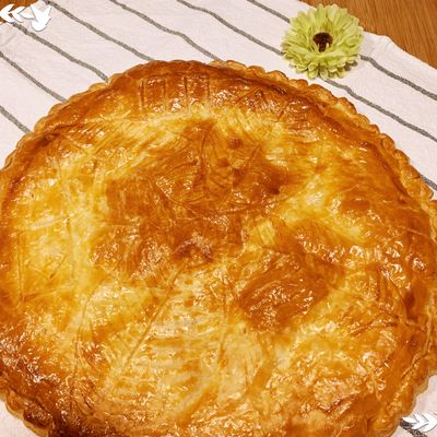 Galette des rois à la mangue avant d'être découpée