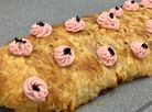 Bûche de Noël aux crevettes sur une plaque