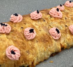 Bûche de Noël aux crevettes coupée