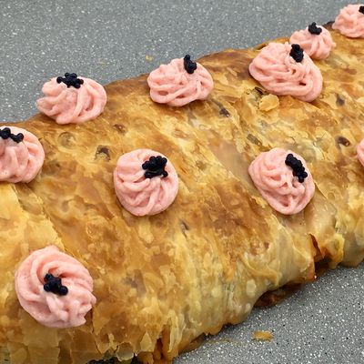 Bûche de Noël aux crevettes coupée