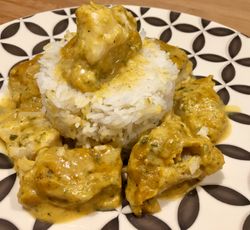 Plat de cubes de cabillaud avec sauce à la courge butternut et crème de coco