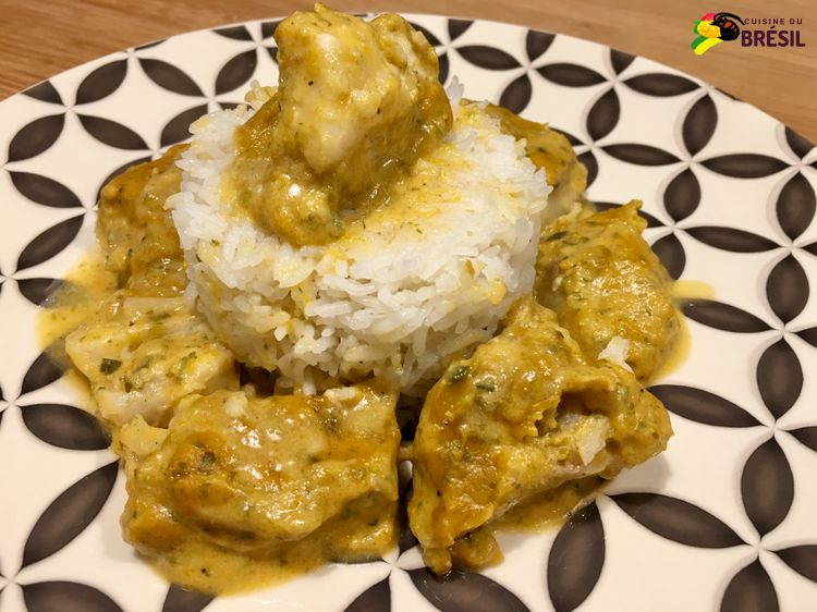 Plat de cubes de cabillaud avec sauce à la courge butternut et crème de coco