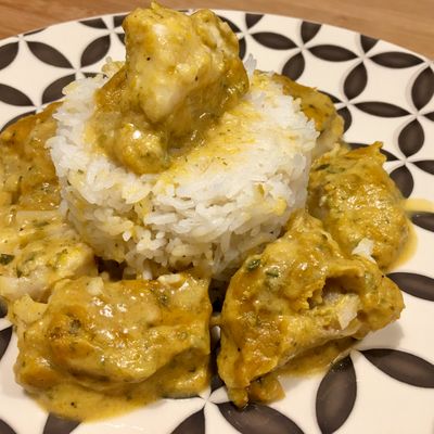 Plat de cubes de cabillaud avec sauce à la courge butternut et crème de coco