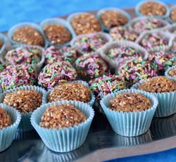 Le brigadeiro est un dessert super mignon et qui plait beaucoup aux enfants. C'est parfait pour une fête d'anniversaire.