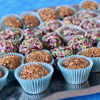 Le brigadeiro est un dessert super mignon et qui plait beaucoup aux enfants. C'est parfait pour une fête d'anniversaire.