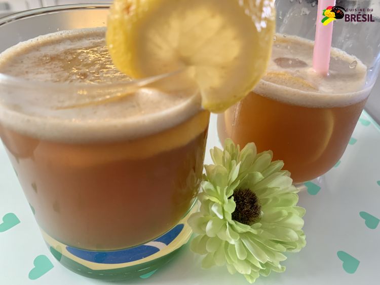 2 verres de thé glacé maison au citron avec du thé maté