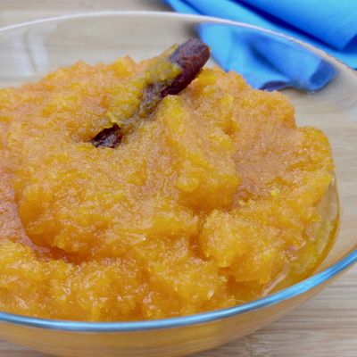 Un grand bol de marmelade à base de potiron, noix de coco, cannelle et clou de girofle