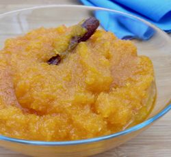 Un grand bol de marmelade à base de potiron, noix de coco, cannelle et clou de girofle