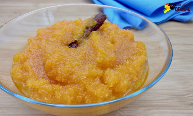 Un grand bol de marmelade à base de potiron, noix de coco, cannelle et clou de girofle