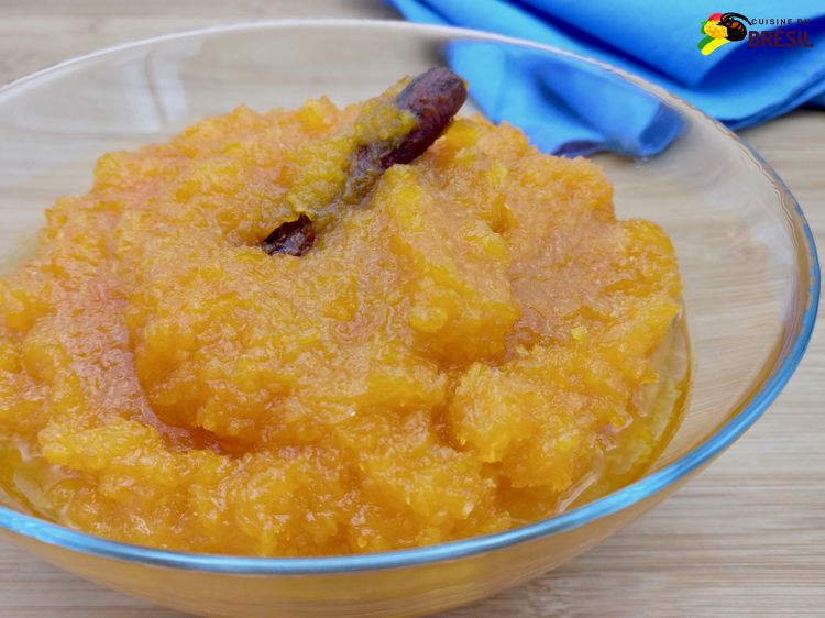 Un grand bol de marmelade à base de potiron, noix de coco, cannelle et clou de girofle