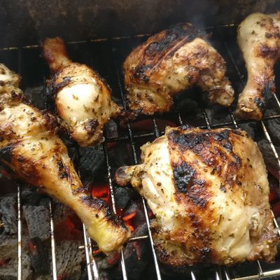 Des morceaux de poulet avec une marinade brésilienne et grillés au barbecue