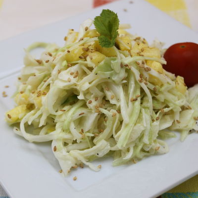 Salade de chou avec ananas, tomate cerise et graines de sésame