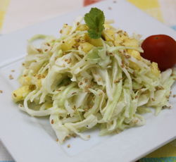 Salade de chou avec ananas, tomate cerise et graines de sésame