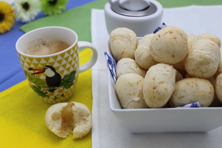 Petits pains brésiliens au fromage avec une délicieuse tasse de café