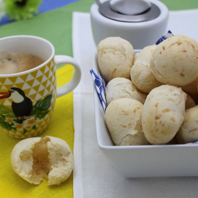 Petits pains brésiliens au fromage avec une délicieuse tasse de café