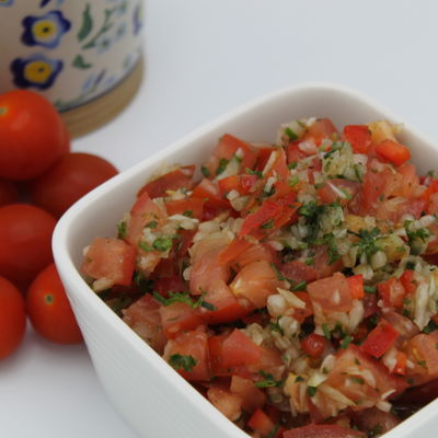 La vinagrete est une salade à base de tomates, oignons, persil et vinaigre.