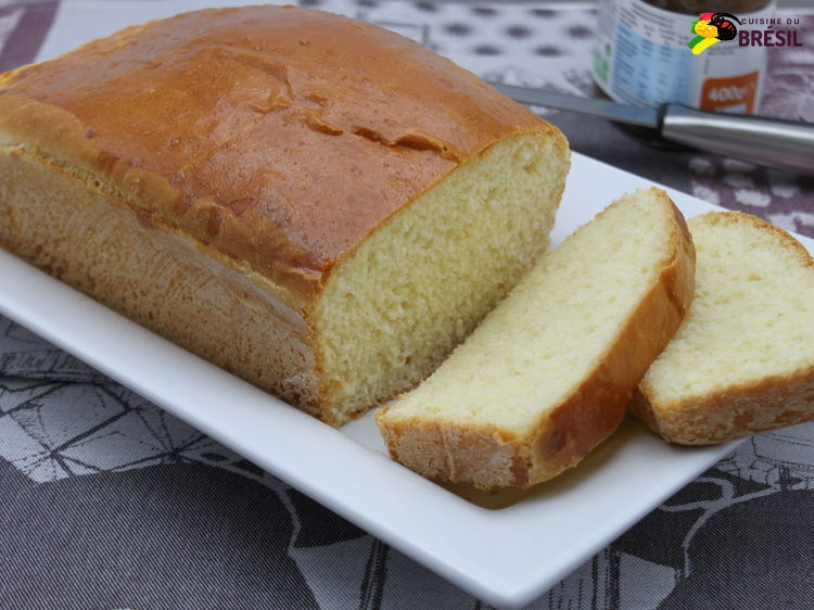 Brioche faite maison présentée sur un plat de service blanc.