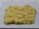 La pâte de beijinhos prête et étalez sur une assiette beurrée pour la permettre de refroidir.