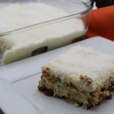 Un part d'un entremets crémeux à la noix de coco