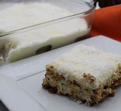 Un part d'un entremets crémeux à la noix de coco
