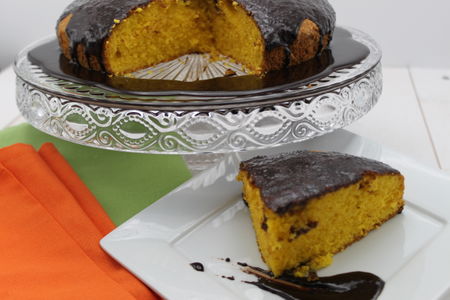 Un morceau de gâteau aux carottes avec nappage au chocolat