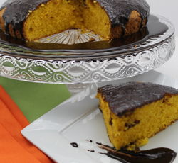 Un morceau de gâteau aux carottes avec nappage au chocolat