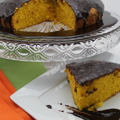 Un morceau de gâteau aux carottes avec nappage au chocolat