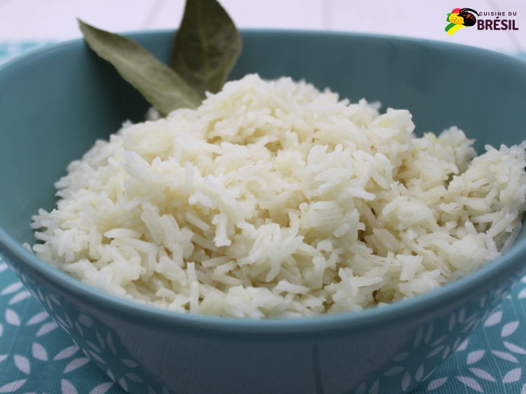 Riz pilaf dans un bol bleu décoré avec deux feuilles de laurier