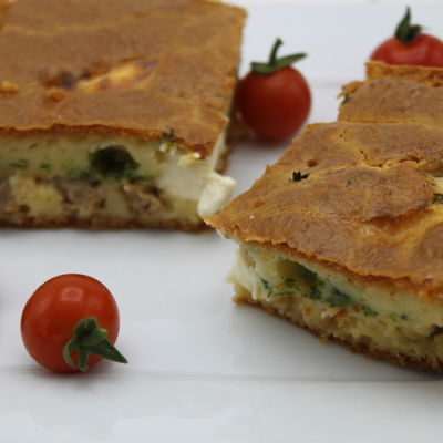 Cake aux saucisses et mascarpone servi avec des tomates cerises