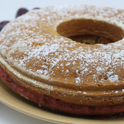 Gâteau aux prunes avec des prunes rouges fraiches au tour.