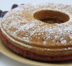 Gâteau aux prunes avec des prunes rouges fraiches au tour.