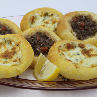 Une assiette de sfihas libanaises au fromage et au boeuf.