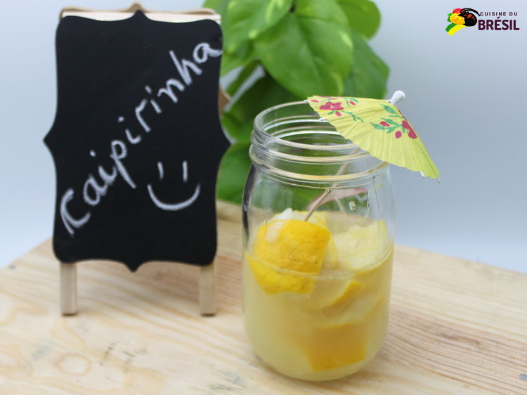 Caipirinha préparée avec du citron jaune