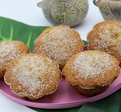 5 muffins à la banane avec du sucre et cannelle
