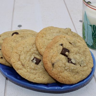 Des cookies au chocolat et à la noix de coco faciles à faire et accompagnés d'un verre de lait.