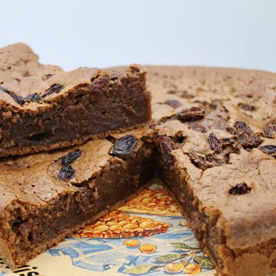 Une délicieuse recette de moelleux au chocolat avec des raisins secs.