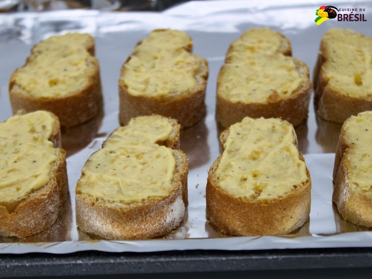 Les toasts avant la cuisson au four.