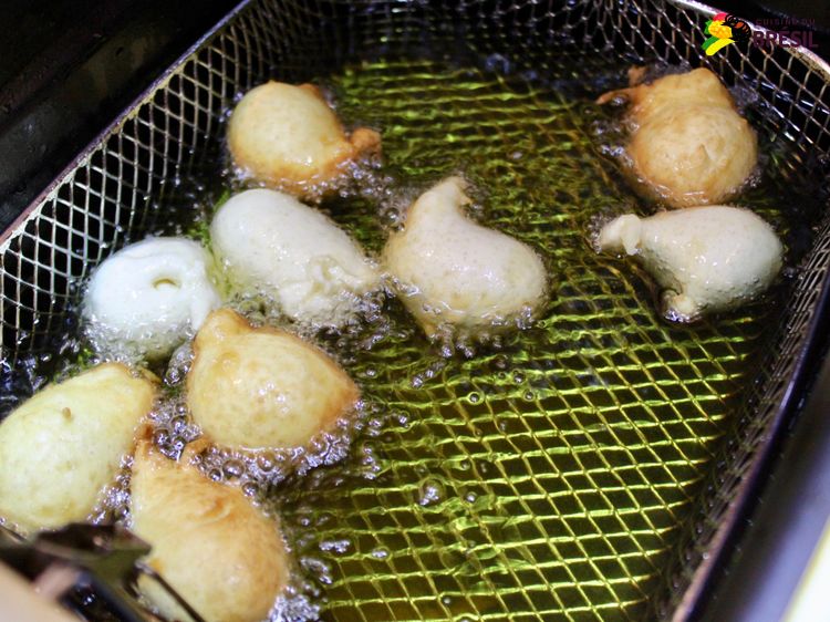 Faites frire les gâteaux de pluie dans l'huile chaude. Utilisez une friteuse, c'est plus sécuritaire.