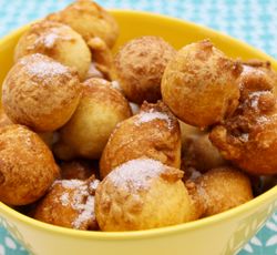 Gâteaux de pluie saupoudrés avec un mélange de sucre et cannelle.