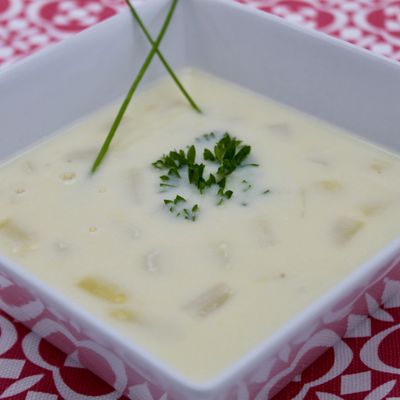 Un bol de velouté ou crème d'asperges blanches